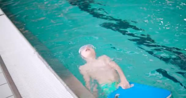 Ragazzo Sta Esercitando Contrario Nuotando All Interno Della Piscina Enorme — Video Stock