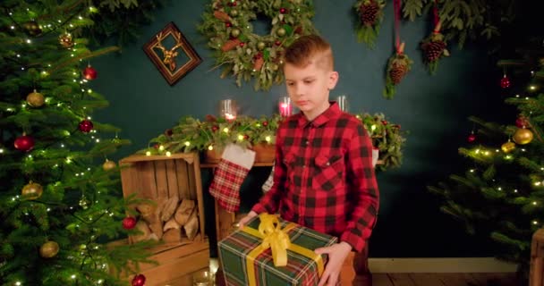 Jongen Teleurgesteld Zijn Kerstcadeau Gooit Het Grond — Stockvideo