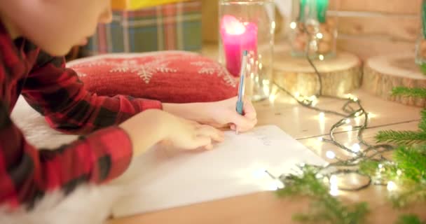 Jonge Jongen Ligt Grond Schrijft Zijn Verlanglijstje Voor Kerstmis — Stockvideo