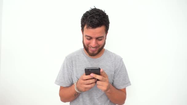 Junger Mann Benutzt Sein Smartphone — Stockvideo