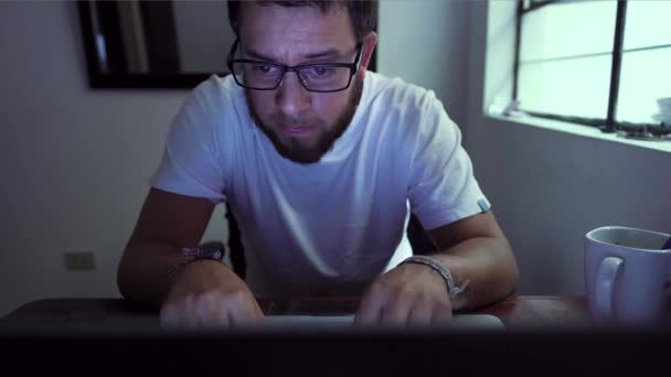 muž pracující v noci v počítači