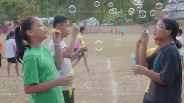 Cuatro Niños Divierten Haciendo Burbujas Parque Infantil — Vídeo de stock