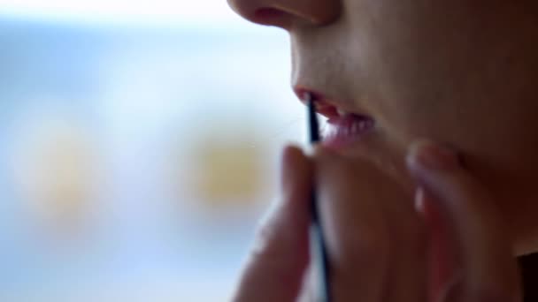 美容师涂在年轻女性唇上的口红 — 图库视频影像
