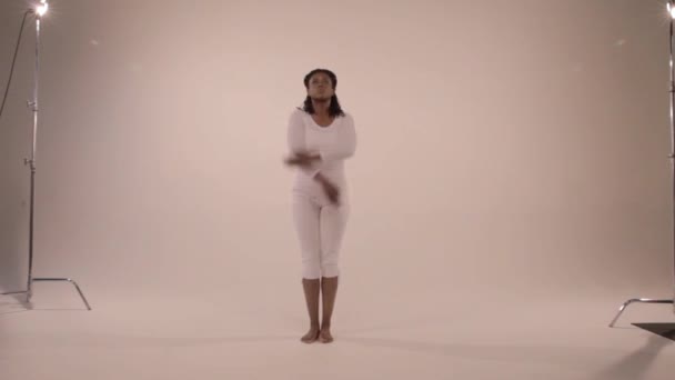 Kartal Pozisyonunda Siyah Yogini — Stok video