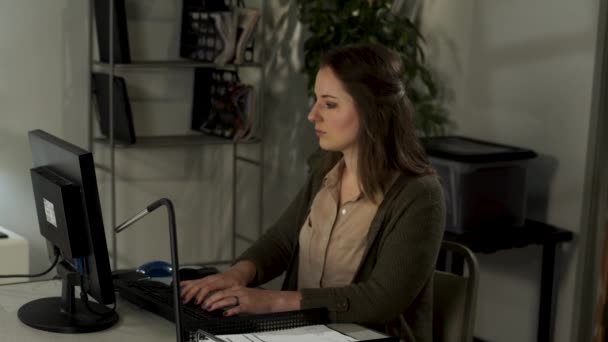 Yorgun Kadın Ofis Çalışanı Tipleri Gece Geç Saatlere Kadar Çalışıyor — Stok video