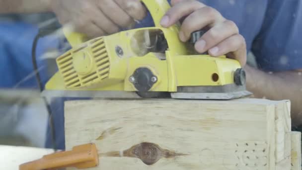 Nahaufnahme Eines Elektrowerkzeugs Das Einem Holzpfosten Arbeitet — Stockvideo