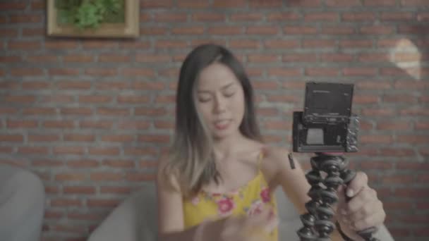 Vacker Asiatisk Resa Influencer Levande Gul Spaghetti Övredelen Håller Stativ — Stockvideo