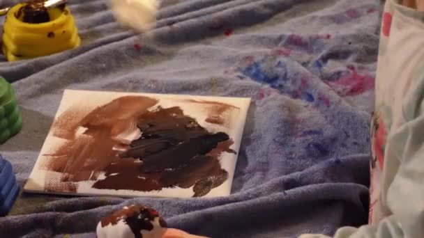 Niño Pintando Una Figura Arcilla Sobre Papel Con Acuarelas — Vídeo de stock