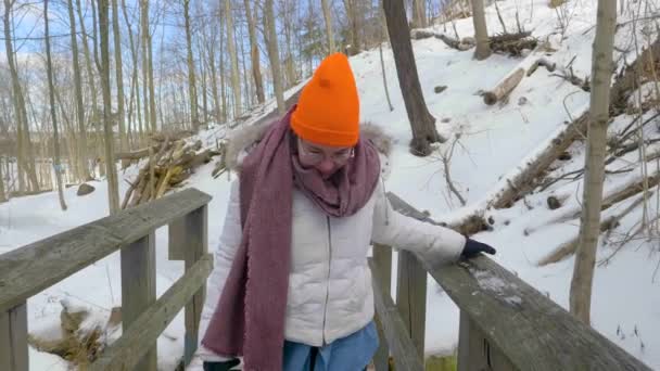 Mädchen Läuft Zeitlupe Über Holzbrücke Verschneiten Wald — Stockvideo