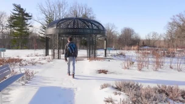 Slow Motion Volgen Schot Van Jonge Man Lopen Sneeuw Koepel — Stockvideo