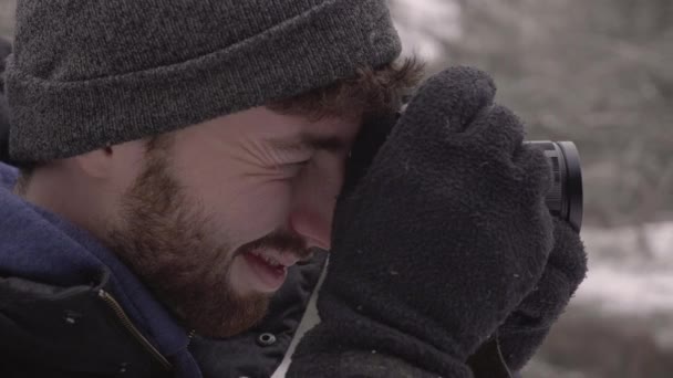 在冬季拍摄照片的年轻高加索摄影师的近照 — 图库视频影像