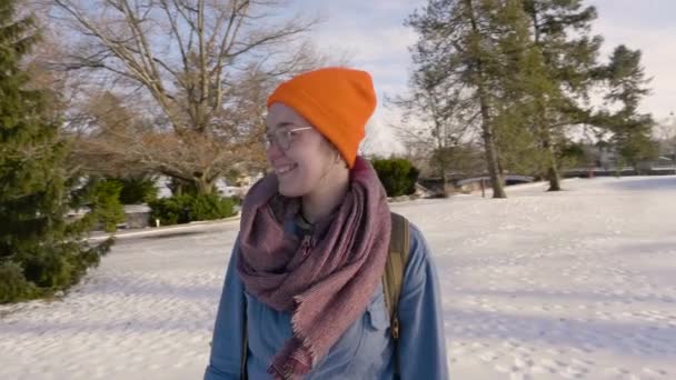 Bezárás lassított felvétel körül fiatal lány mosolyog a szabadban havas parkban