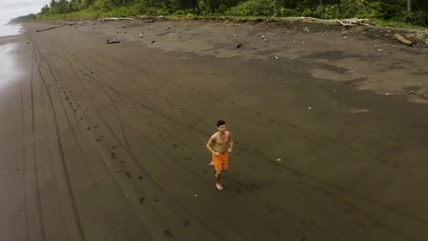 Kolombiya Boş Bir Plajda Koşan Bir Adamın Havadan Çekilmiş Fotoğrafı — Stok video
