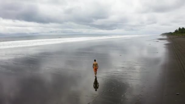 Aerial Young Man Makes Backflip Empty Beach Colombia — Video Stock