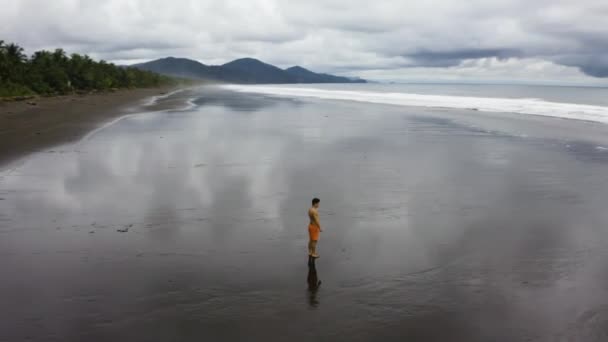 Aerial Young Man Making Backflip Empty Beach Colombia — Stock video