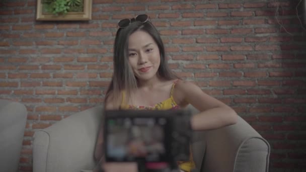 Кадр Через Камеру Красивая Азиатка Ярко Желтых Спагетти Топ Нажимает — стоковое видео