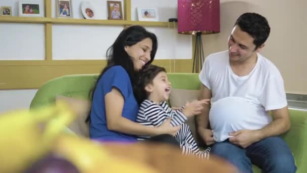 Jovem Família Mãe Pai Brincam Com Seu Filho Com Uma — Vídeo de Stock