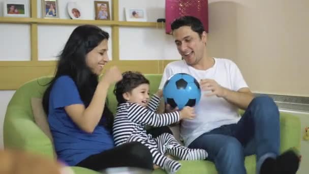 Keluarga Kecil Dari Tiga Bersaudara Bermain Bersama Dengan Bola Sofa — Stok Video