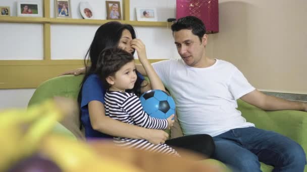 Småbarnsmor Far Slapper Stua Med Den Lille Gutten – stockvideo