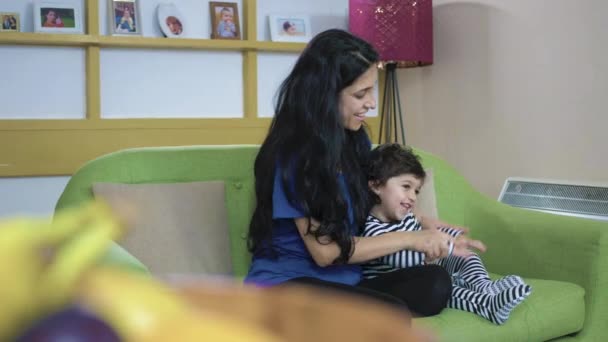 Petit Garçon Tout Petit Jouant Riant Sur Canapé Avec Mère — Video