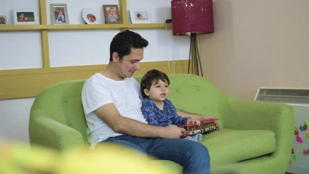 Vader Zoon Kijken Samen Televisie Als Peuter Jongen Houdt Een — Stockvideo