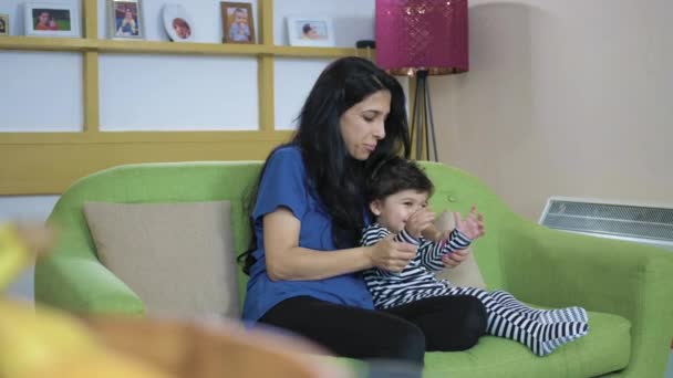 Moeder Spelen Met Haar Peuter Zoon Terwijl Zitten Een Groene — Stockvideo