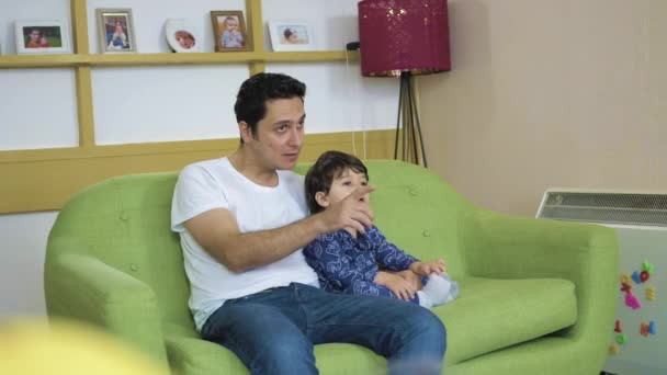 Padre Hijo Ven Televisión Punto Sala Estar Pantalla — Vídeo de stock