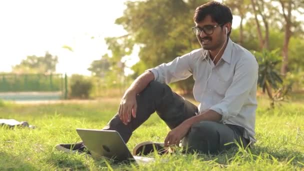 Joven Ocupado Videollamada Gente Moderna Feliz Utilizando Tecnología Aire Libre — Vídeos de Stock