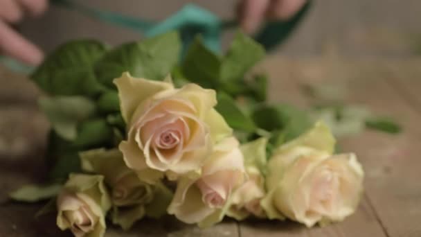 Florista Amarrando Fita Torno Bando Rosas Pastel Rosa Branco — Vídeo de Stock