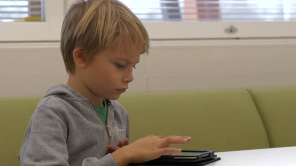 Junge Nordische Grundschüler Surfen Tablet Zeitlupe — Stockvideo
