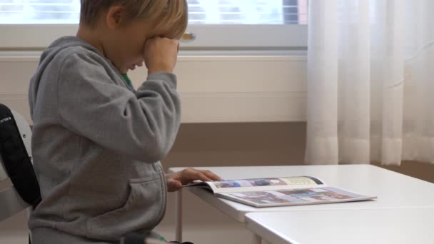 Trött Elementär Skolpojke Läser Klassrummet Slow Motion — Stockvideo