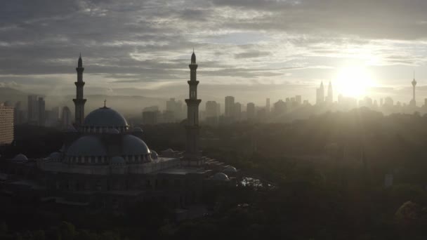 未分级镜头吉隆坡日出与Masjid Wilayah前景 — 图库视频影像