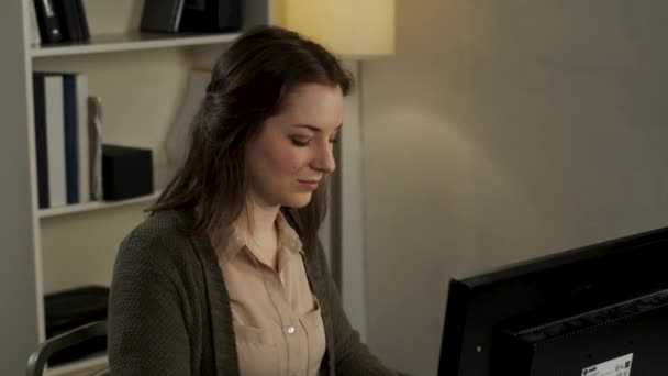 Žena Kancelářský Pracovník Typy Kontroluje Její Monitor — Stock video