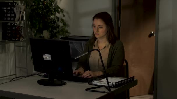 Kadın Ofis Çalışanı Geç Saatlere Kadar Çalışıyor Daktilo Ediyor Esniyor — Stok video