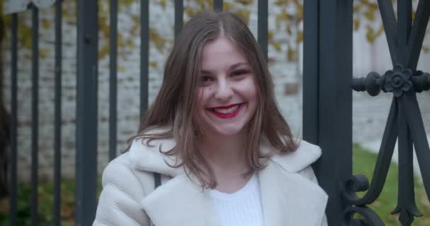 Bella Ragazza Bionda Ridendo Guardando Fotocamera Modello Indossa Cappotto Bianco — Video Stock