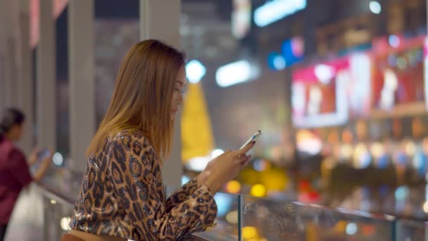 Hermosa Mujer Comprueba Sus Redes Sociales Luego Toma Una Foto — Vídeo de stock