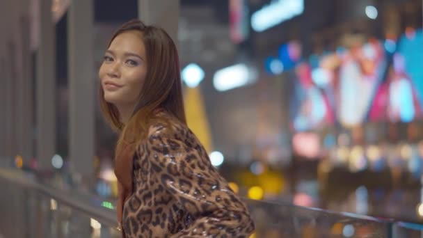 Fastuos Asiatic Femeie Zâmbește Flirtează Camera Sub Luminile Luminoase Noapte — Videoclip de stoc