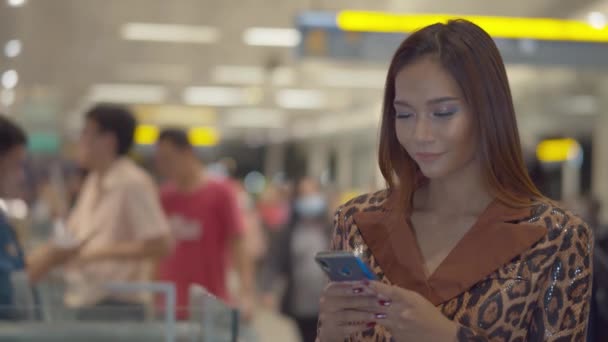 Superbe Femme Vérifie Ses Messages Les Médias Sociaux Sur Smartphone — Video