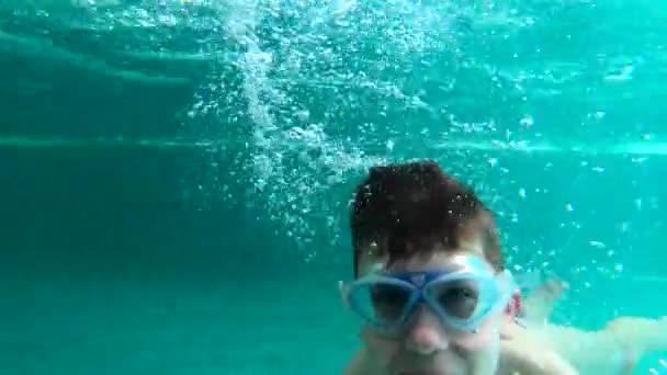 Jeune Garçon Plonge Joyeusement Sous Eau Piscine Intérieure — Video