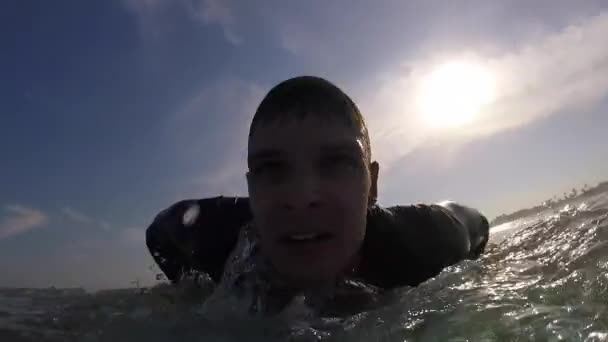 Duck Dive Frontansicht Auf Den Surfer Beim Ententauchen Canggu Surfen — Stockvideo