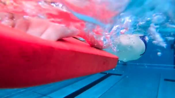 Fiatal Aktív Gyermek Úszás Víz Alatt Szemüvegben Úszás Nyilvános Uszodában — Stock videók