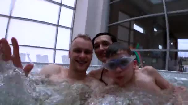 Jong Gezin Spetteren Zwaaien Camera Samen Borrelend Spa Water Bewegende — Stockvideo