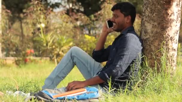 Счастливый Молодой Человек Занят Разговорами Мобильному Телефону Колледже Концепция Современных — стоковое видео