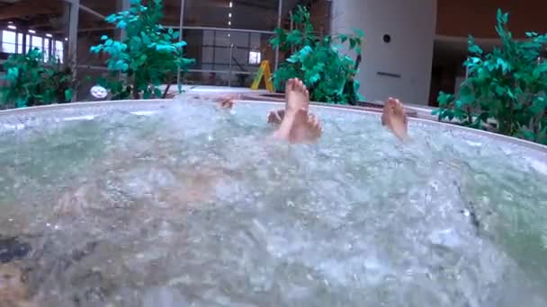 Sehat Kaki Keluarga Aktif Mengambang Spa Kolam Renang Dalam Ruangan — Stok Video