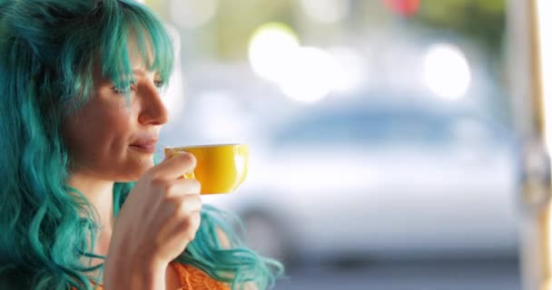 Mulher Milenar Atraente Com Cabelo Azul Bebendo Copo Amarelo Bokeh — Vídeo de Stock