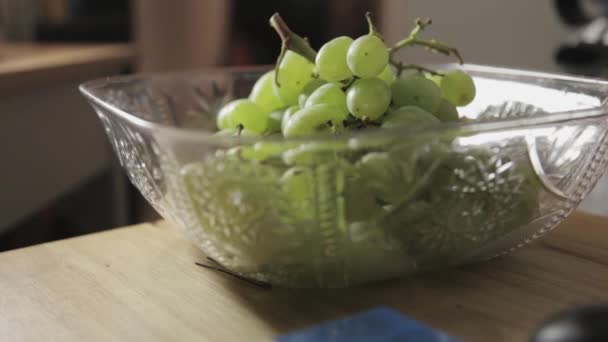 Toronto Canadá Mano Recogiendo Uvas Verdes Frescas Tazón Cristal Cuadrado — Vídeo de stock