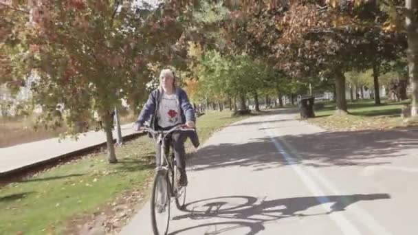 Toronto Canadá Mulher Bicicleta Rua Parque Com Árvores Dia Ensolarado — Vídeo de Stock