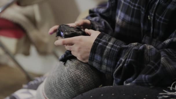 カナダのトロント ゲームのジョイスティックでビデオゲームをプレイする少年 閉鎖ショット — ストック動画