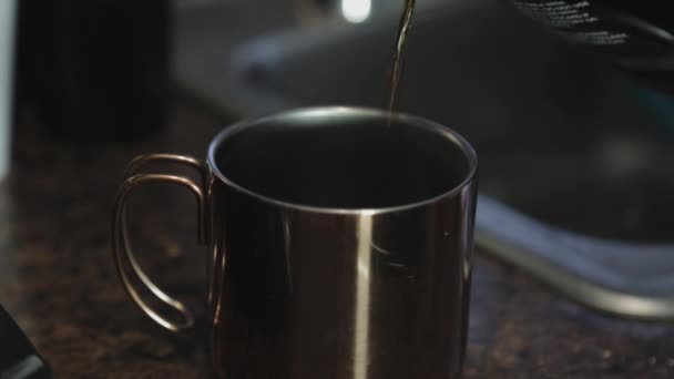 Toronto Canadá Una Persona Vertiendo Café Caliente Una Taza Primer — Vídeos de Stock