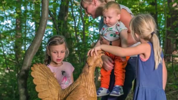 Familie Aus Mutter Und Vier Töchtern Schaut Sich Ein Hölzernes — Stockvideo